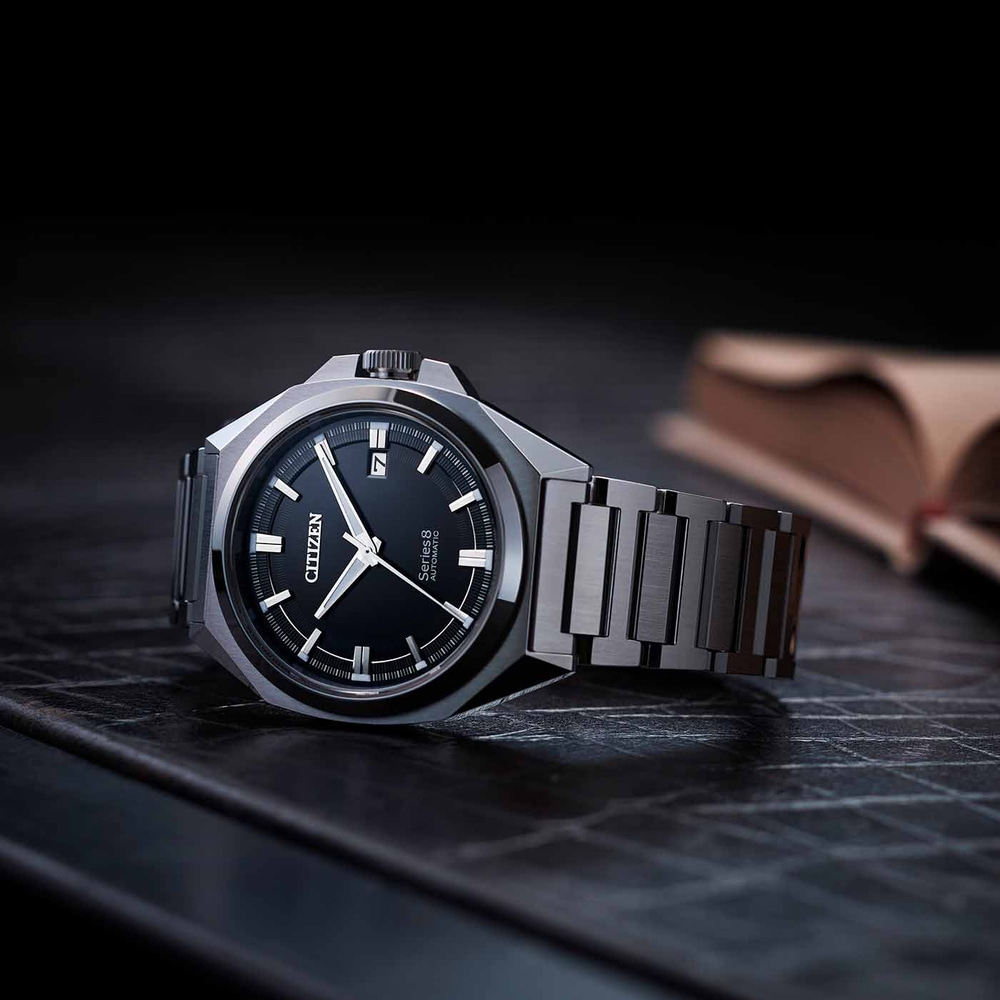 Montre automatique Citizen Series 8 avec cadran noir et bracelet en métal