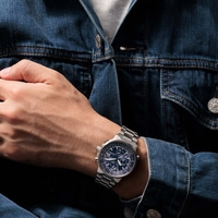 Homme portant une montre, veste en jean, gros plan, accessoire élégant et tendance
