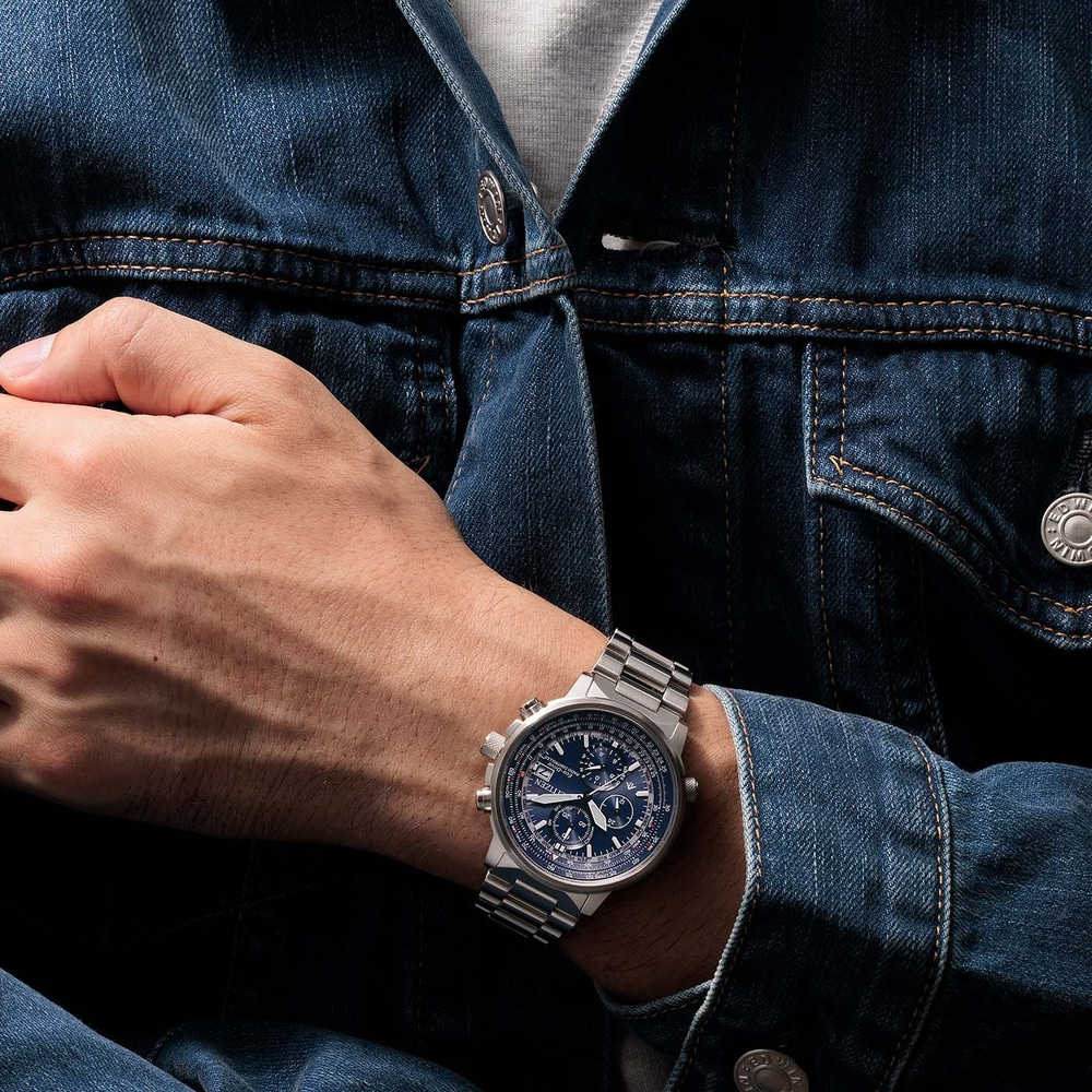 Homme portant une montre, veste en jean, gros plan, accessoire élégant et tendance