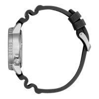 Vue latérale d'une montre argentée avec un bracelet en caoutchouc noir.