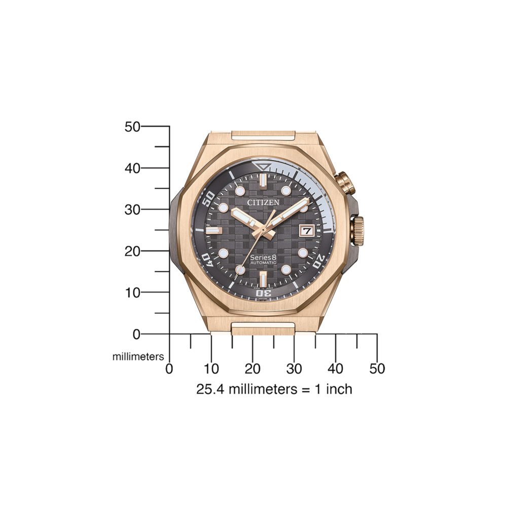 Montre Citizen avec boîtier doré, cadran noir et échelle en millimètres pour comparaison de taille.