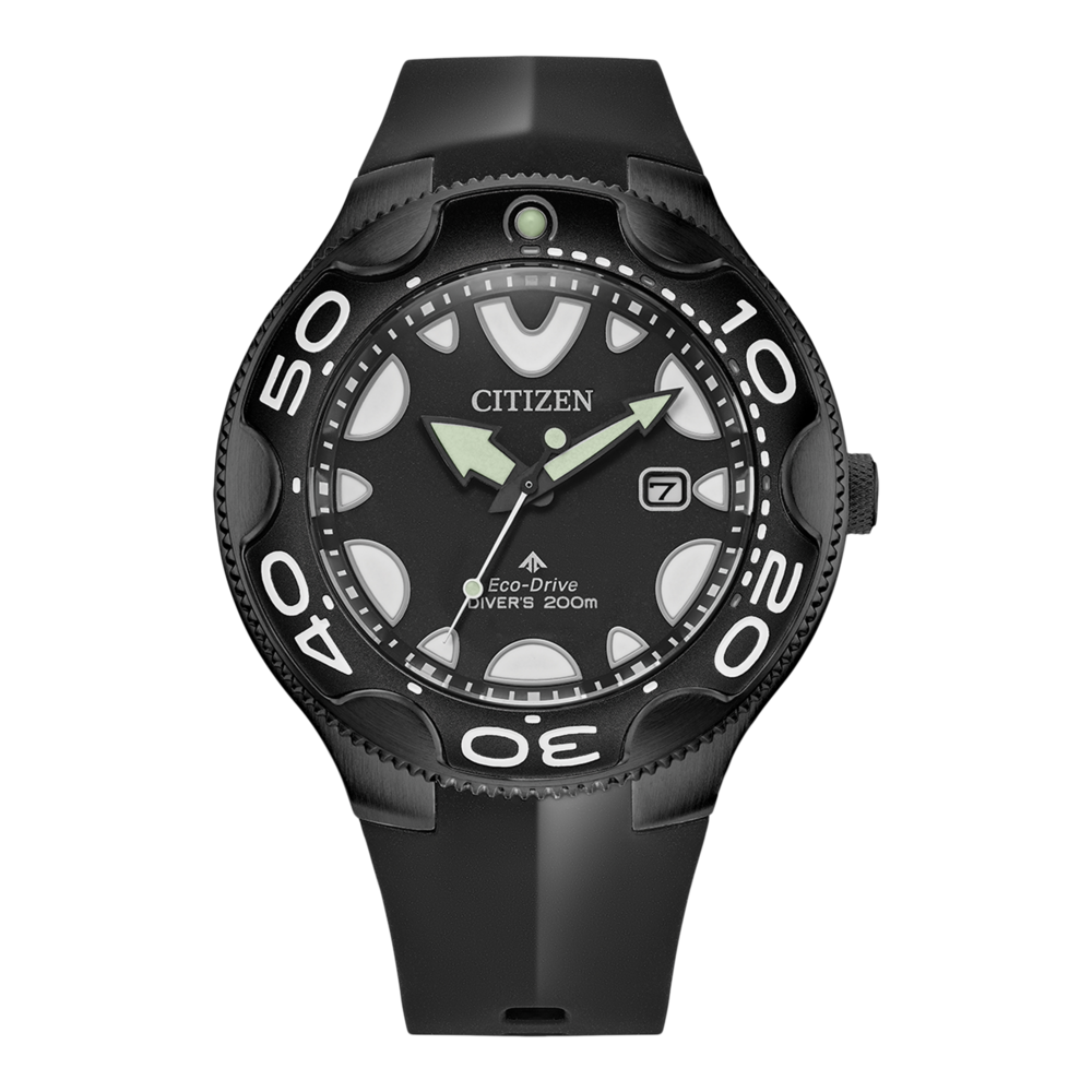 Montre Citizen noire avec bracelet noir et chiffres blancs sur la lunette.