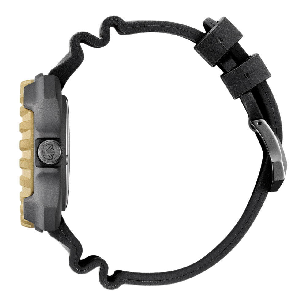 Vue latérale d'une montre noire avec une lunette dorée et un bracelet noir.