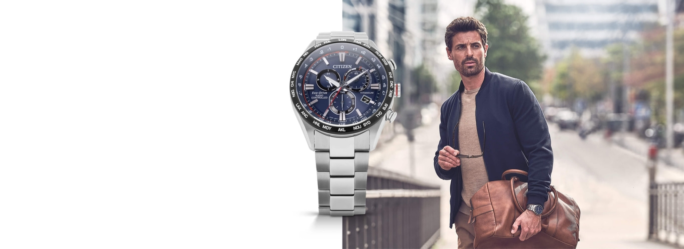 Homme portant une montre Citizen, tenant des lunettes et un sac, marchant dans la rue.