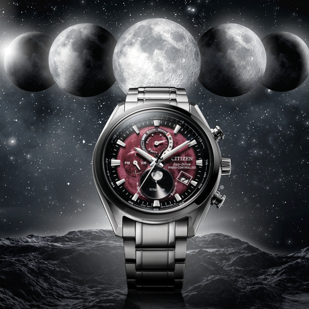 Montre Citizen avec cadran rouge, lunes et fond étoilé.