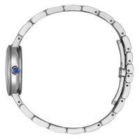 Montre argentée avec gemme bleue, vue latérale, sur fond vert