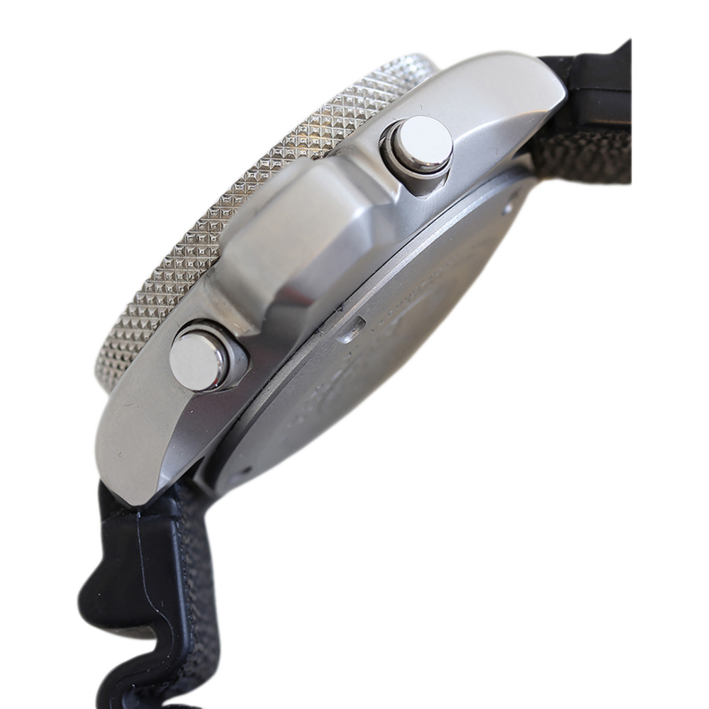 Gros plan d'une montre argentée avec bracelet noir et boutons, vue latérale.