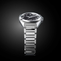 Montre automatique Citizen Series 8 avec cadran noir et bracelet argenté.