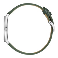Vue latérale d'une montre argentée avec un bracelet en cuir vert.