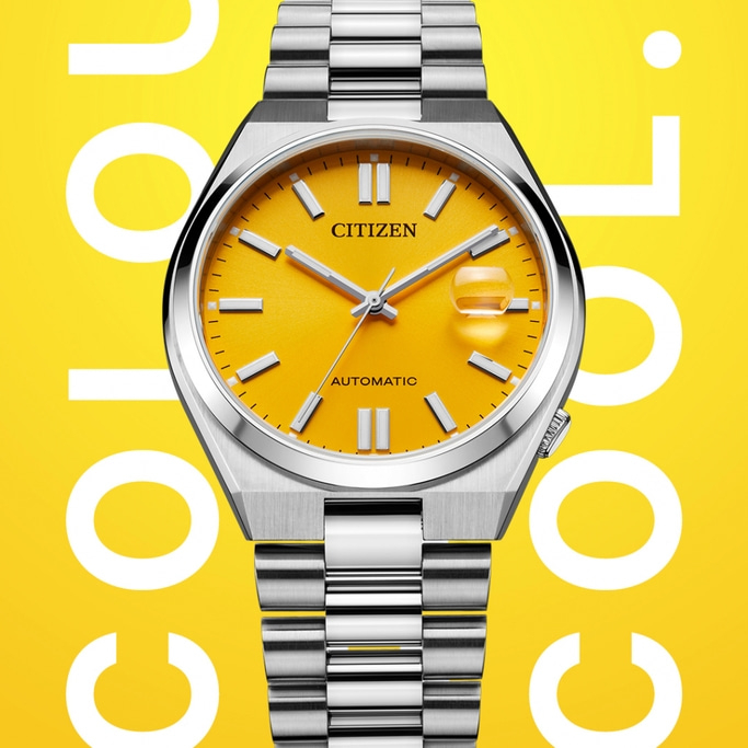 Montre Citizen avec cadran jaune et bracelet argenté sur fond jaune.