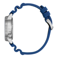 Vue latérale d'une montre bleue avec un boîtier argenté et un bracelet bleu.