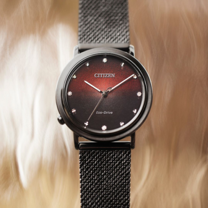 Montre Citizen avec bracelet noir et cadran rouge et noir.