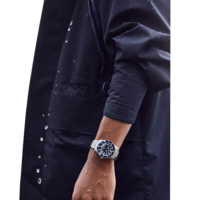 Homme portant une montre, veste bleu foncé, gouttelettes d'eau, gros plan, poignet