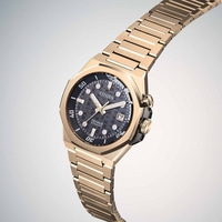 Montre Citizen dorée avec cadran noir et affichage de la date, design élégant.