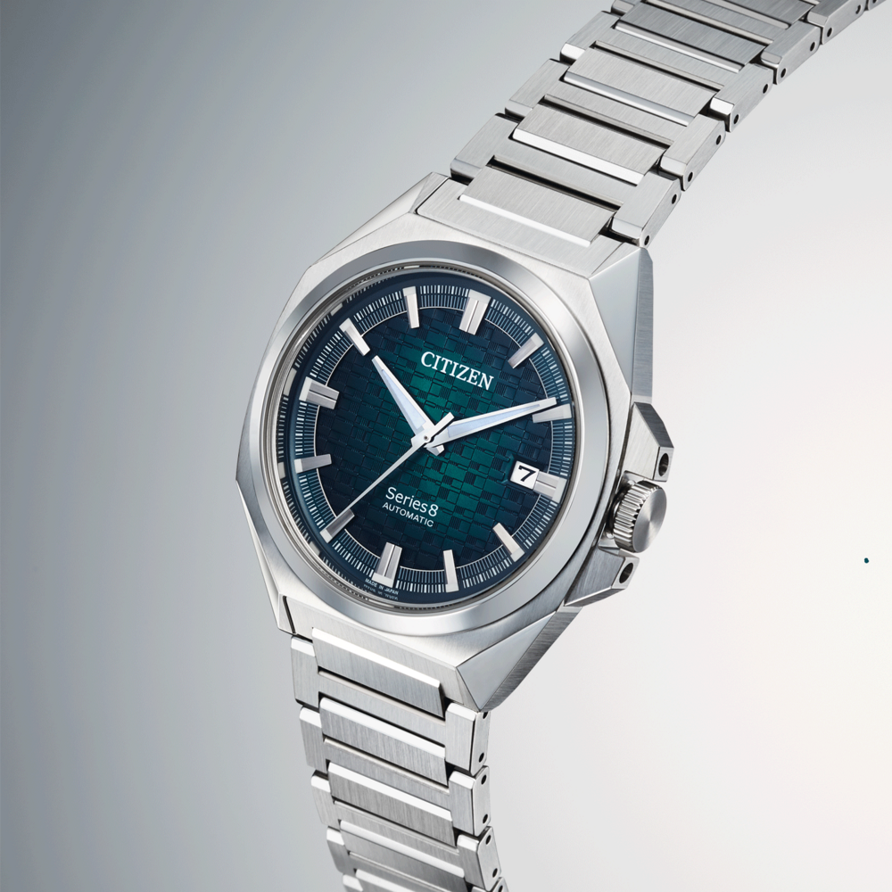 Montre automatique Citizen Series 8 avec cadran vert et bracelet en acier.