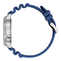 Vue latérale d'une montre argentée avec un bracelet en caoutchouc bleu.