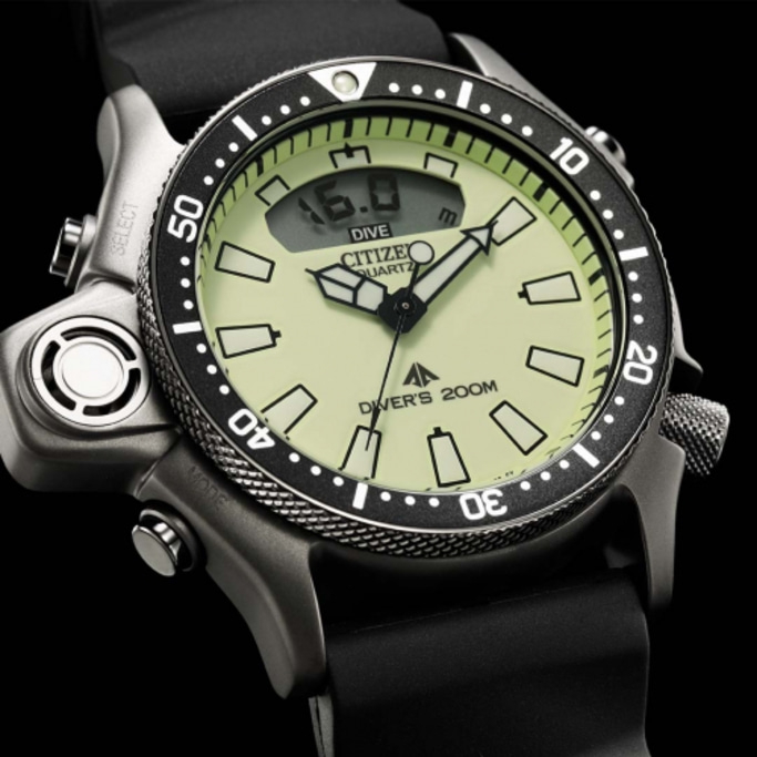 Montre de plongée Citizen avec lunette noire et affichage numérique de la profondeur.