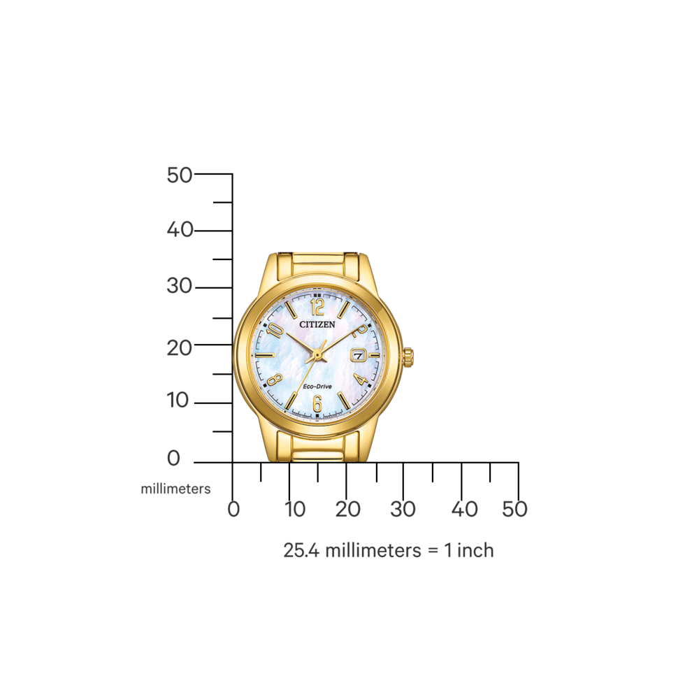 Montre Citizen dorée avec cadran blanc, mesurant en millimètres avec une règle.