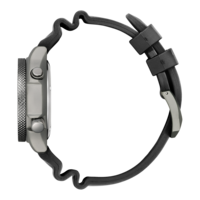 Vue latérale d'une montre noire avec une lunette texturée et un bracelet noir.