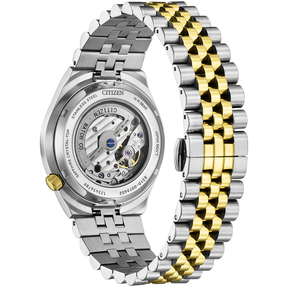 Montre Citizen avec un bracelet argenté et doré, montrant le mécanisme de la montre.