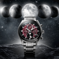 Montre Citizen avec cadran rouge, lunes et fond étoilé.