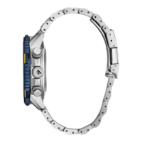 Vue latérale d'une montre argentée avec lunette bleue et jaune et bracelet en métal.