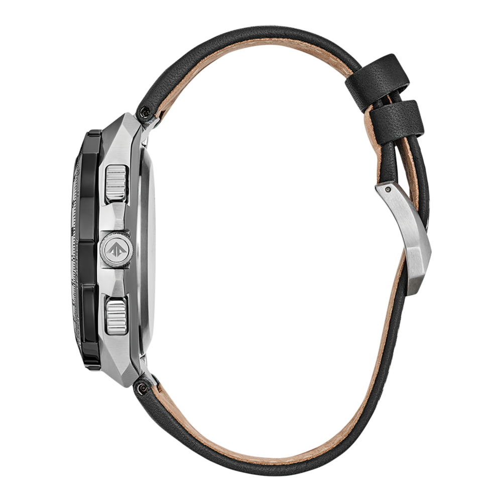 Vue latérale d'une montre argentée avec un bracelet en cuir noir.