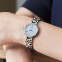 Montre Citizen au poignet, bracelet argenté, cadran blanc, aiguilles bleues, design élégant