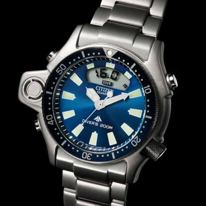 Montre Citizen avec cadran bleu, affichage numérique et indice de plongée 200m.