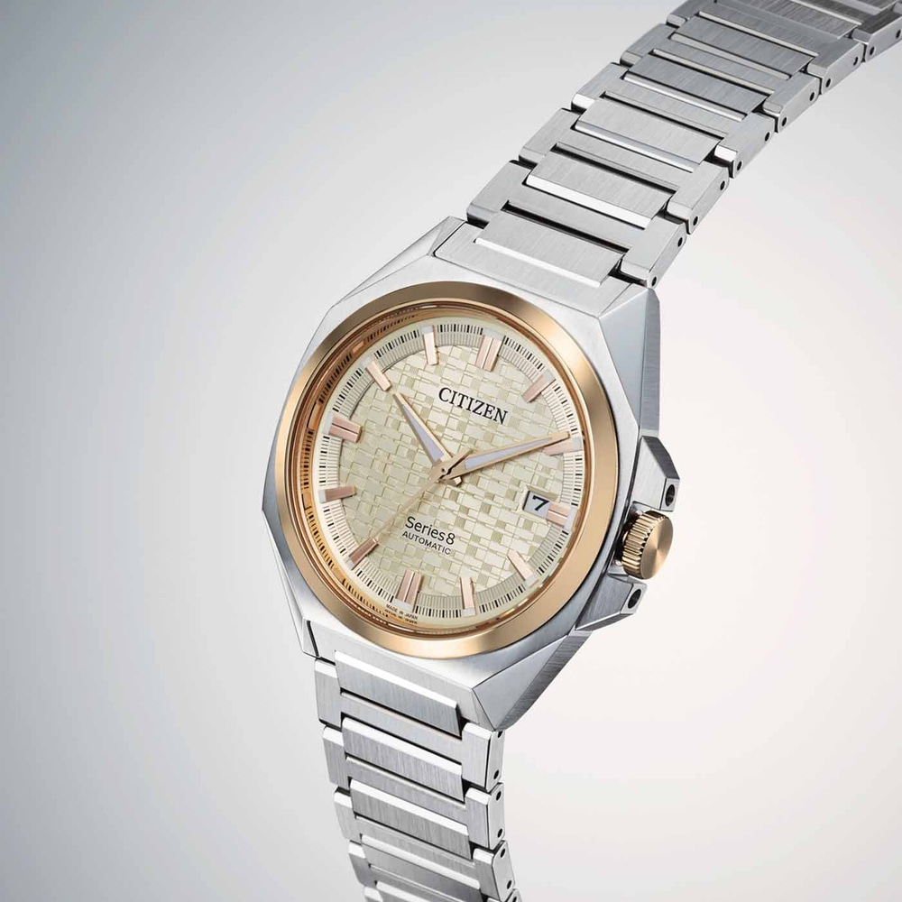 Montre automatique Citizen Series 8 avec accents dorés et bracelet argenté.
