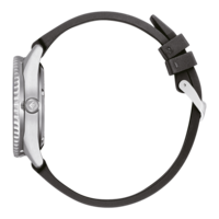 Vue latérale d'une montre argentée avec bracelet noir sur fond blanc