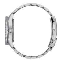 Vue latérale d'une montre argentée avec un bracelet en métal et un cadran rond.