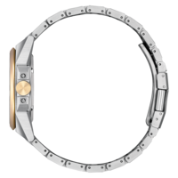 Vue latérale d'une montre argentée avec lunette et bracelet dorés.