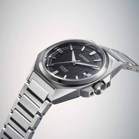 Montre automatique Citizen Series 8 avec cadran noir et bracelet en acier.