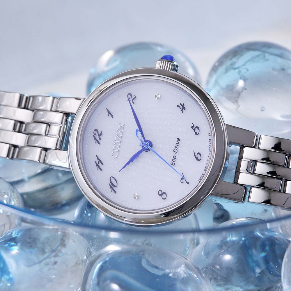 Montre Citizen Eco-Drive avec aiguilles bleues et bracelet argenté sur perles de verre.
