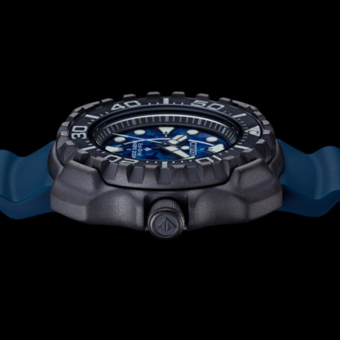 Montre Citizen avec cadran et bracelet bleus, boîtier noir, vue latérale, gros plan