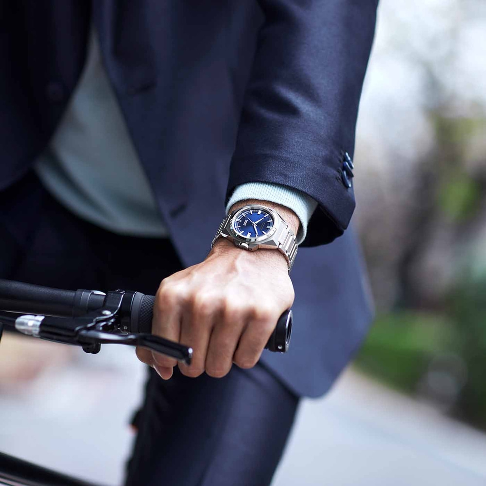 Gros plan d'un homme à vélo portant une montre élégante. Accessoire de luxe.