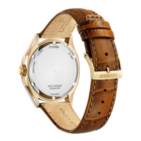 Montre Citizen avec bracelet en cuir, boîtier doré et technologie Eco-Drive.