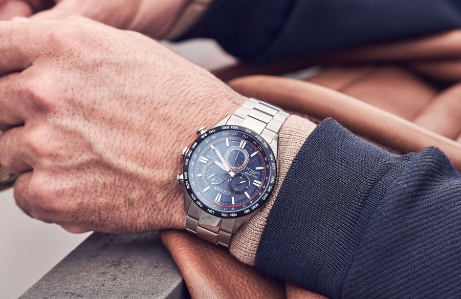 Gros plan sur le poignet d'un homme avec une montre Citizen, montrant les détails de la montre.