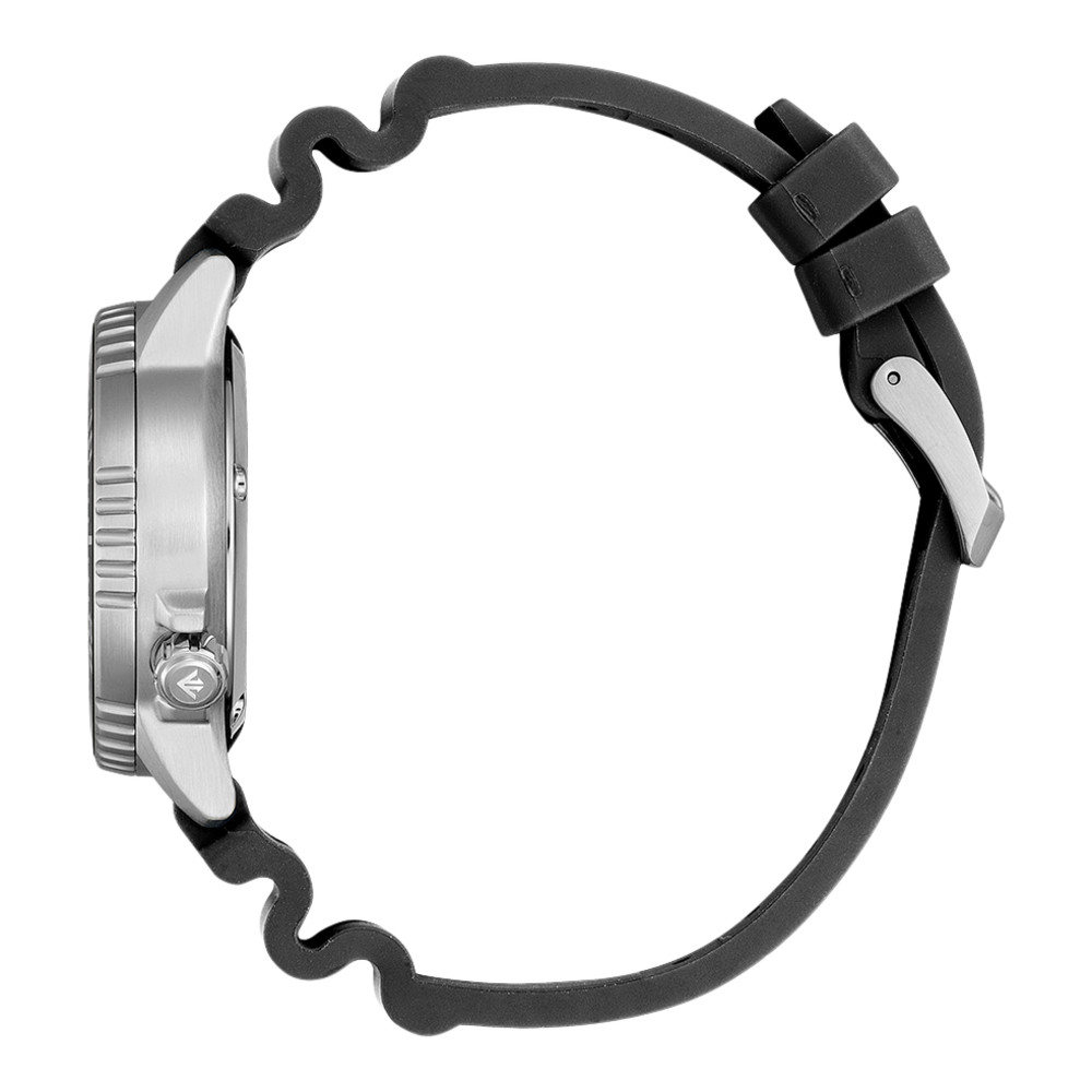 Vue latérale d'une montre argentée avec un bracelet en caoutchouc noir.