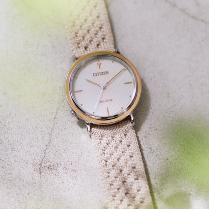 Montre Citizen avec bracelet crème sur surface texturée