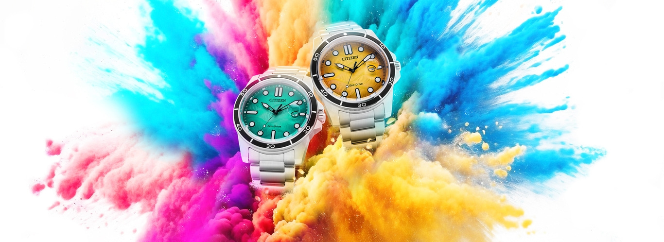 Deux montres Citizen avec un fond de fumée coloré, vibrant et élégant.