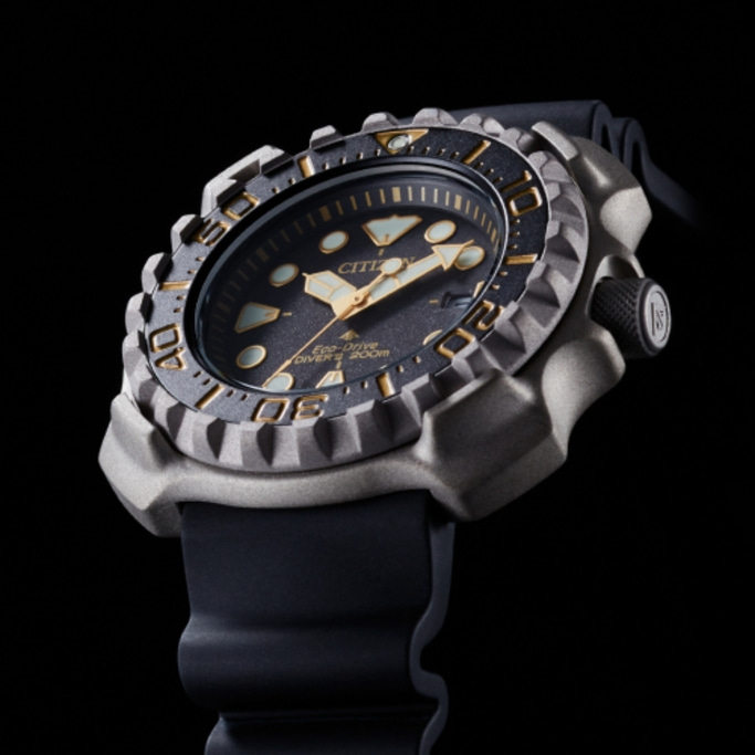 Gros plan d'une montre de plongée Citizen Eco-Drive avec bracelet noir.