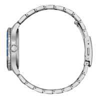 Vue latérale d'une montre argentée avec lunette bleue et bracelet en métal.