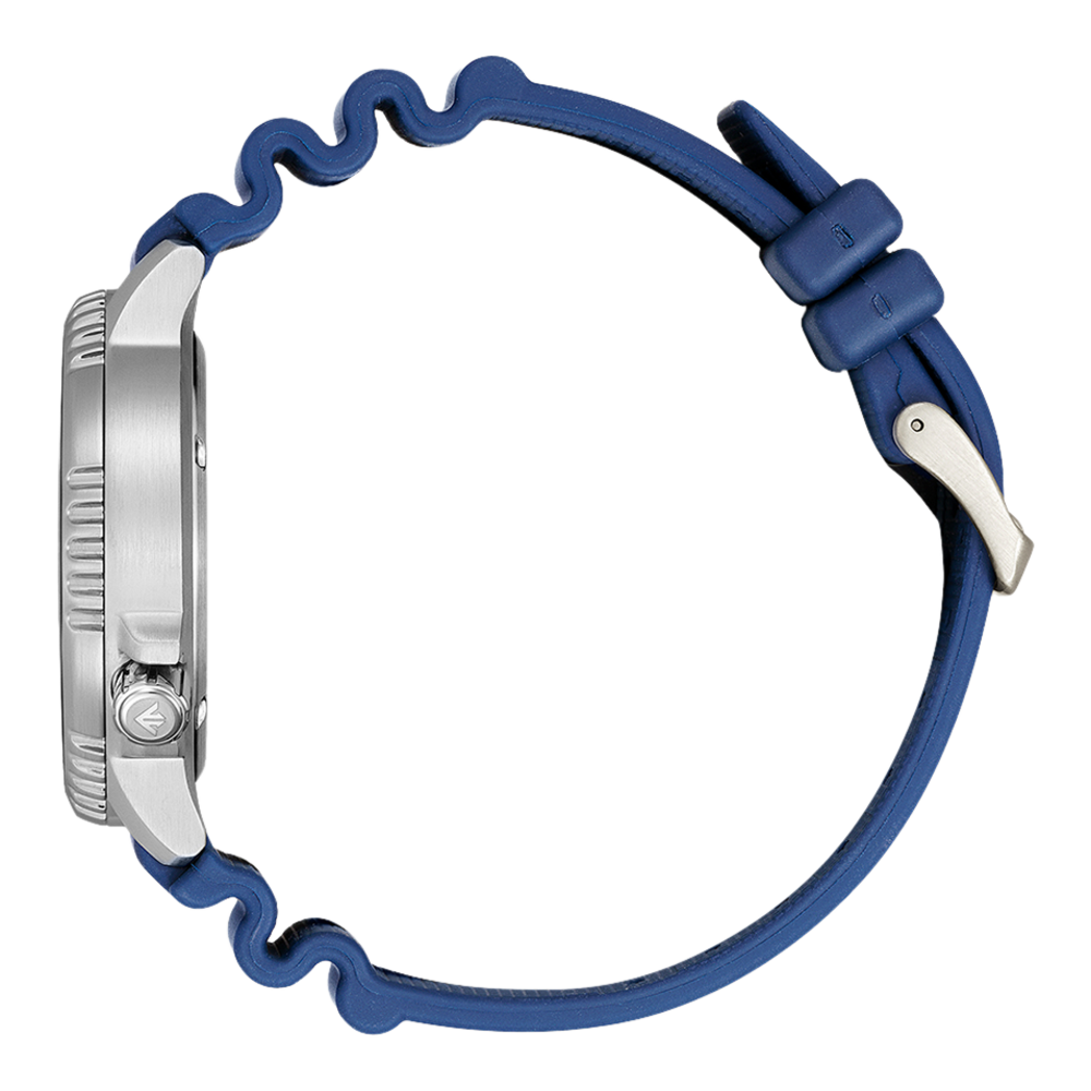 Vue latérale d'une montre argentée avec un bracelet en caoutchouc bleu.