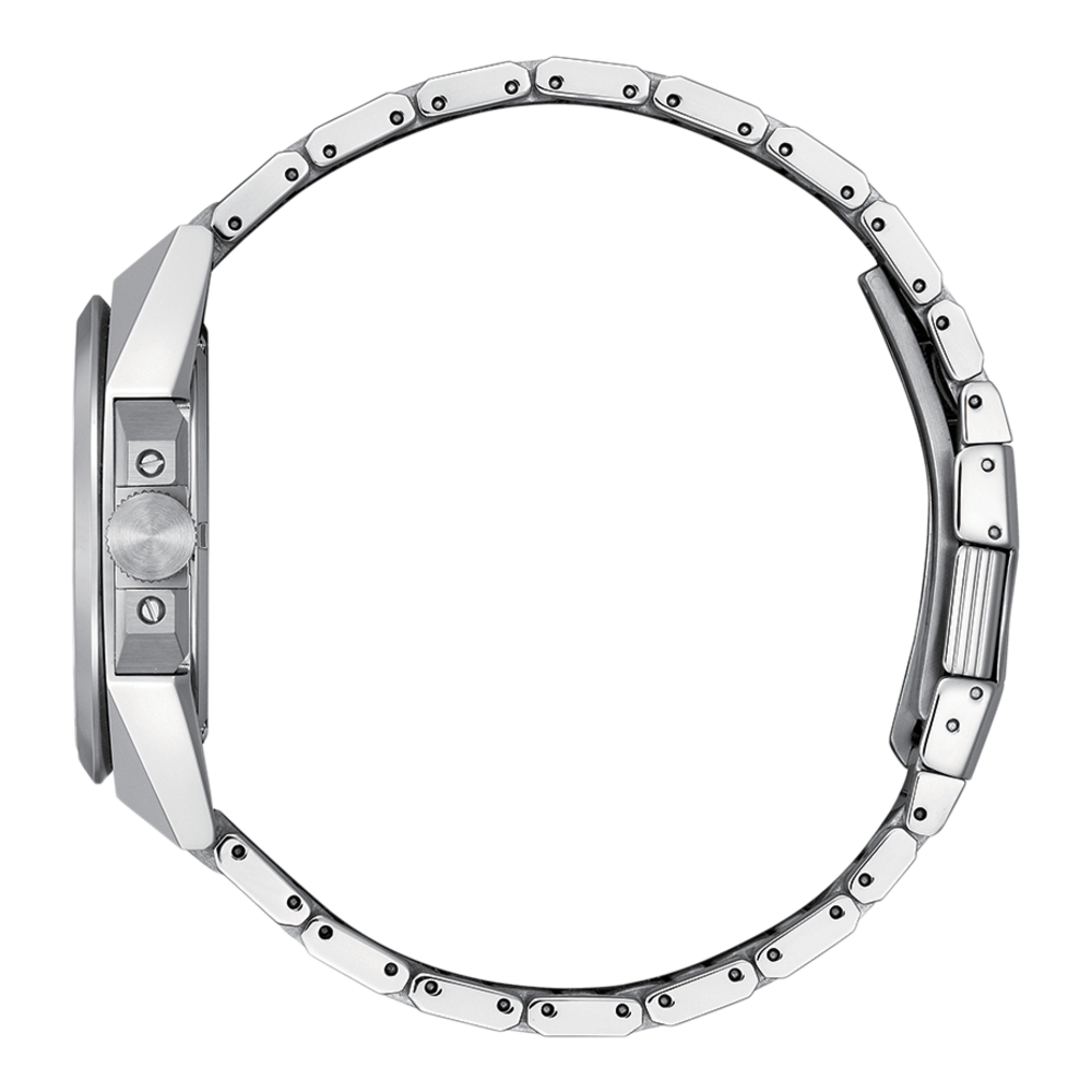 Vue latérale d'une montre argentée avec bracelet en métal et cadran rond.