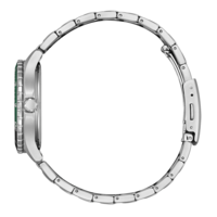 Vue latérale d'une montre argentée avec une lunette verte et un bracelet en métal.