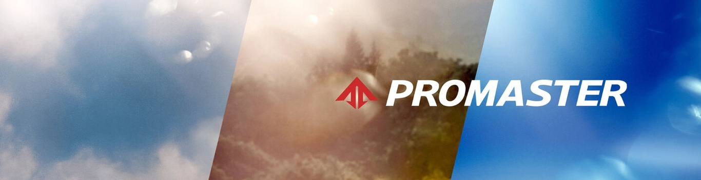 Fond de ciel avec le logo PROMASTER blanc et une flèche rouge.