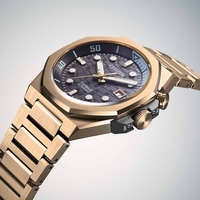 Gros plan d'une montre automatique Citizen Series 8 dorée avec un cadran texturé.