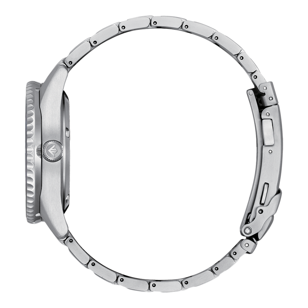 Vue latérale d'une montre argentée avec un bracelet en métal et un cadran rond.